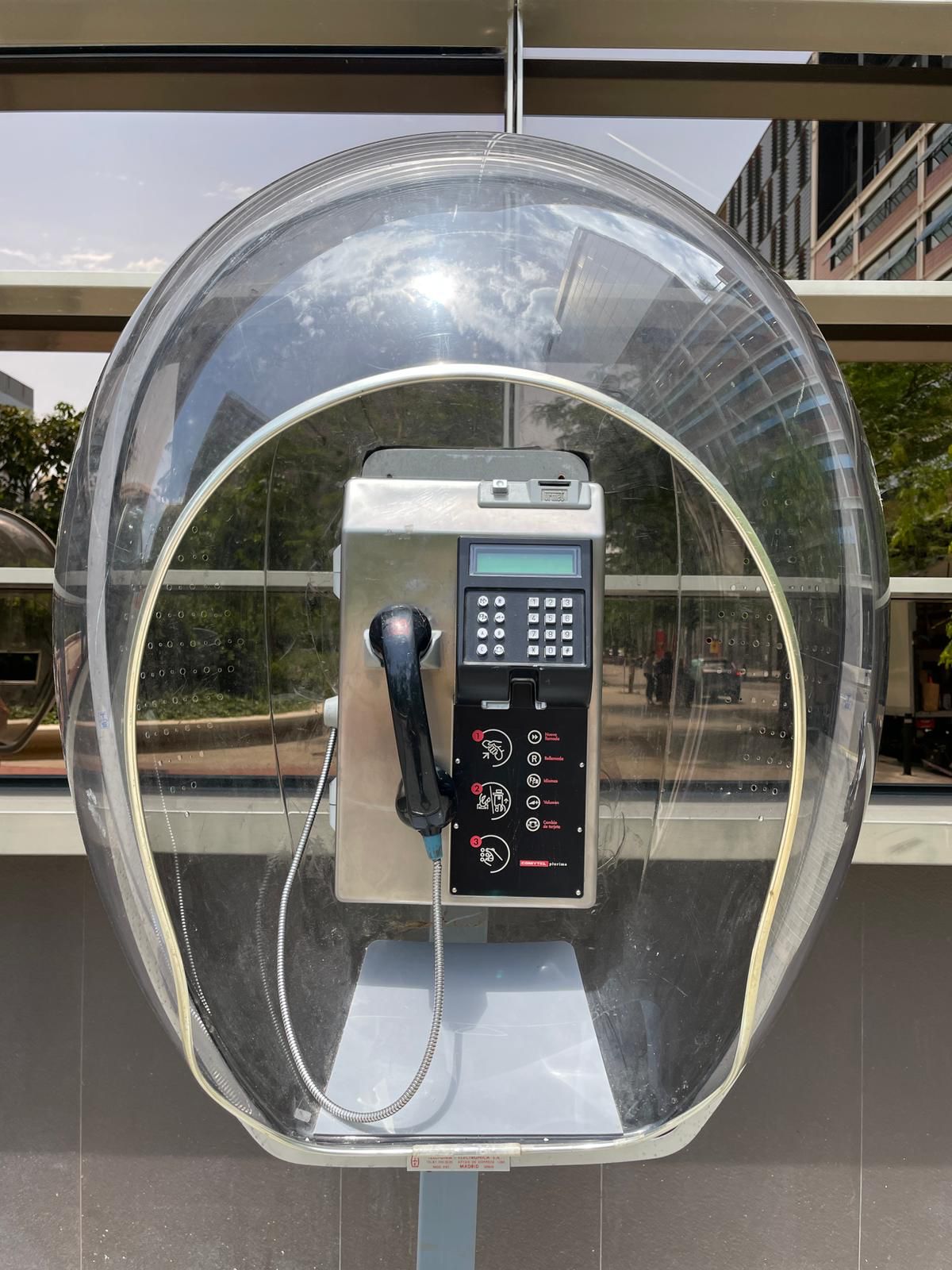 cabina telefono publico huevo gris poste 193 cms base 50x50 2u opcion telefono